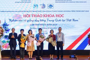 Ban tổ chức tặng hoa cho các báo cáo viên và điều hành Phiên toàn thể