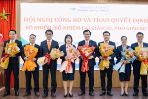 Trường Đại học Kinh tế - Đại học Đà Nẵng trao quyết định bổ nhiệm, bổ nhiệm lại chức danh giáo sư, phó giáo sư năm 2025.