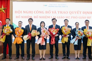 Trường Đại học Kinh tế - Đại học Đà Nẵng trao quyết định bổ nhiệm, bổ nhiệm lại chức danh giáo sư, phó giáo sư năm 2025.
