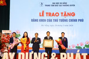 Ông Trần Anh Tuấn - Phó Chủ tịch UBND TP Đà Nẵng thừa ủy quyền trao Bằng khen của Thủ tướng Chính phủ cho Trung tâm Đào tạo thường xuyên. 