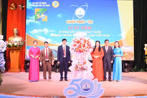 Đại diện lãnh đạo Trường Đại học Sư phạm - Đại học Đà Nẵng tặng hoa chúc mừng tập thể Khoa Toán - Tin. 