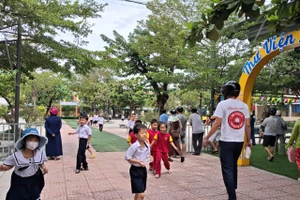 Giờ ra về của học sinh Trường Tiểu học Trần Quang Diệu