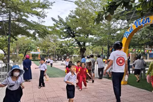 Giờ ra về của học sinh Trường Tiểu học Trần Quang Diệu