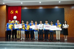 PGS.TS Nguyễn Hồng Hải trao thưởng cho các đội đoạt giải tại vòng chung kết.