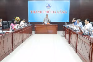 Ông Trần Anh Tuấn phát biểu tại cuộc họp Ban Chỉ đạo cấp thành phố về 2 kỳ thi.