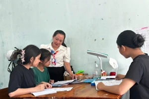 Bà Mai Thị Phương Thảo, Phó Hiệu trưởng Trường THPT Phạm Phú Thứ thăm hỏi học sinh trong giờ tự học tại khu nội trú. 