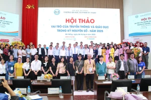 Đại biệu tham gia Hộit thảo chụp ảnh lưu niệm.