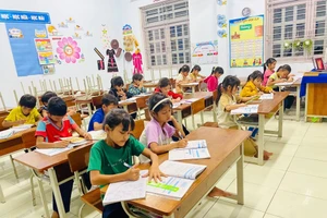 Học sinh Trường Phổ thông dân tộc bán trú Tiểu học Chu Văn An (xã Trà Tập, TP Đà Nẵng) vừa trở lại trường học tập sau hơn 1 tuần nghỉ học do mưa lũ.