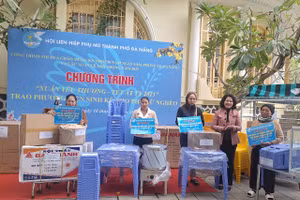 Hội LHPN TP Đà Nẵng trao phương tiện sinh kế cho phụ nữ nghèo. 