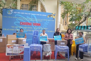 Hội LHPN TP Đà Nẵng trao phương tiện sinh kế cho phụ nữ nghèo. 