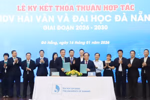 Đại diện Đại học Đà Nẵng ký kết hợp tác với BIDV. 
