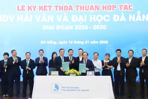Đại diện Đại học Đà Nẵng ký kết hợp tác với BIDV. 