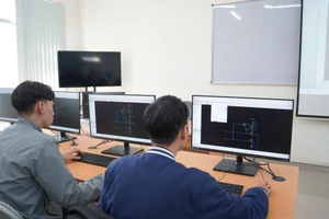 Sinh viên Trường Đại học Bách khoa - Đại học Đà Nẵng thực hành tại phòng thiết kế vi mạch.