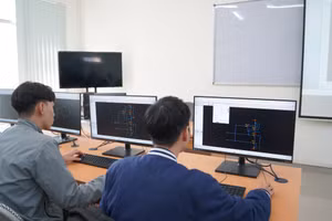 Sinh viên Trường Đại học Bách khoa - Đại học Đà Nẵng thực hành tại phòng thiết kế vi mạch.