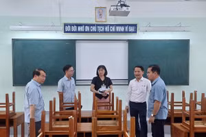Ông Trần Anh Tuấn - Phó Chủ tịch UBND TP Đà Nẵng (bìa phải) cùng đại diện Sở GD&ĐT Đà Nẵng kiểm tra công tác chuẩn bị thi tuyển sinh lớp 10 tại Trường THCS Lê Thị Hồng Gấm. 