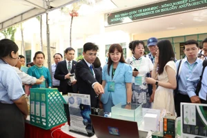 Các đại biểu tham quan trưng bày triển lãm của doanh nghiệp bên lề Hội thảo.