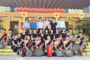 Đội cồng chiêng của Trường PTDTNT THCS&THPT Nam Trà My trong lễ khai mạc lớp tập huấn truyền dạy cồng, chiêng. 