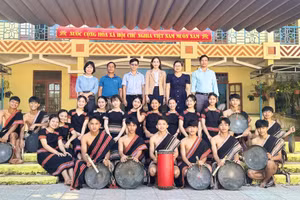 Đội cồng chiêng của Trường PTDTNT THCS&THPT Nam Trà My trong lễ khai mạc lớp tập huấn truyền dạy cồng, chiêng. 