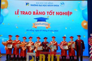 Trường Đại học Bách khoa, Đại học Đà Nẵng khen thưởng cho các học viên cao học đạt thành tích xuất sắc trong học tập và nghiên cứu