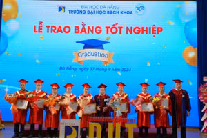Trường Đại học Bách khoa, Đại học Đà Nẵng khen thưởng cho các học viên cao học đạt thành tích xuất sắc trong học tập và nghiên cứu