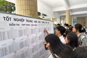 Thí sinh xem sơ đồ và danh sách dự thi tại điểm thi Trường THPT Phan Châu Trinh (Đà Nẵng)