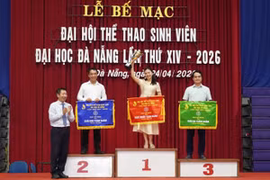 PGS.TS Lê Thành Bắc, Phó Giám đốc Đại học Đà Nẵng trao cúp, cờ giải Nhất, Nhì, Ba toàn đoàn.