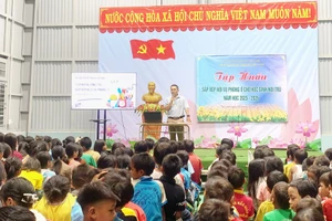 Ông Võ Đăng Chín, Hiệu trưởng Trường Phổ thông dân tộc bán trú Tiểu học & THCS Trà Nam hướng dẫn học sinh nội trú thực hiện nội quy phòng ở. 