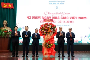 Đại diện lãnh đạo thành phố tặng hoa chúc mừng.