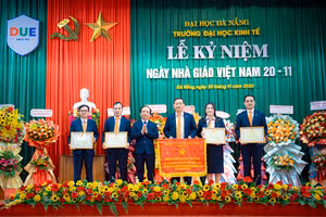 PGS.TS Nguyễn Ngọc Vũ - Giám đốc Đại học Đà Nẵng trao Cờ thi đua và Bằng khen của Bộ GD&ĐT cho các tập thể. 