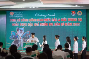 Sinh viên Trường Đại học Đông Á tham gia quyên góp tại chương trình. 