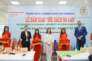 Đại diện Đại sứ quán nước Cộng hòa Ba Lan và đại diện lãnh đạo Trường Đại học Sư phạm, Đại học Đà Nẵng cắt băng khánh thành “Góc sách Ba Lan”. 