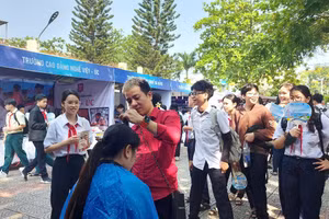 Học sinh khối lớp 9 các trường THCS trên địa bàn quận Hải Châu tìm hiểu thông tin và trải nghiệm nghề nghiệp tại Ngày hội. 