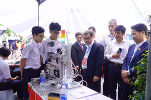 Ban giám khảo chấm chọn sản phẩm công nghệ của khối học sinh các trường THPT tham gia BKDN Techshow 2025. 