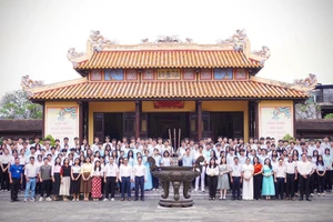 Học sinh các đội tuyển tham gia kỳ thi HSG quốc gia của TP Đà Nẵng dâng hương tại Đền thờ Thoại Ngọc Hầu.