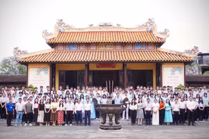 Học sinh các đội tuyển tham gia kỳ thi HSG quốc gia của TP Đà Nẵng dâng hương tại Đền thờ Thoại Ngọc Hầu.