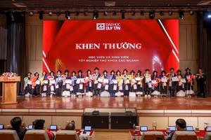 Đại học Duy Tân khen thưởng học viên tốt nghiệp thủ khoa các ngành.