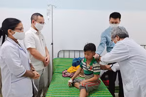 Các bác sĩ Trung tâm kiểm soát bệnh tật Quảng Nam phối hợp với y tế huyện Nam Trà My khám sàng lọc các trường hợp sốt phát ban tại xã Trà Dơn. Ảnh: CDC Quảng Nam. 