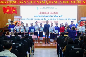 Trường Đại học Ngoại ngữ, Đại học Đà Nẵng tặng quà cho lưu học sinh Lào trong lễ khai giảng. 