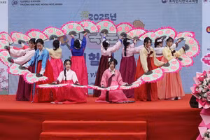 Sinh viên Khoa Ngôn ngữ & Văn hóa Hàn Quốc biểu diễn tại lễ khai mạc. 