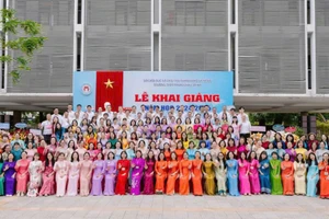 Tập thể cán bộ, giáo viên, nhân viên Trường THPT Phan Châu Trinh (phường Hải Châu, TP Đà Nẵng). 