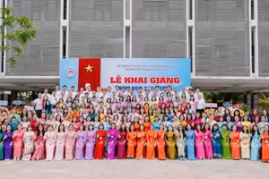 Tập thể cán bộ, giáo viên, nhân viên Trường THPT Phan Châu Trinh (phường Hải Châu, TP Đà Nẵng). 