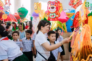 Phụ huynh cùng tham gia hoạt động gây quỹ của học sinh Trường Tiểu học - THCS Đức Trí (quận Hải Châu, TP Đà Nẵng) 