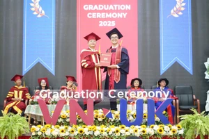 Viện Nghiên cứu và Đào tạo Việt - Anh (VNUK, Đại học Đà Nẵng) trao bằng tốt nghiệp cho sinh viên.
