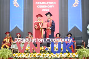 Viện Nghiên cứu và Đào tạo Việt - Anh (VNUK, Đại học Đà Nẵng) trao bằng tốt nghiệp cho sinh viên.
