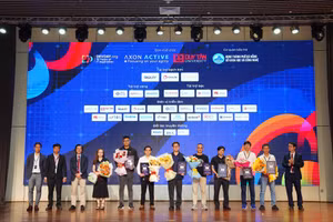 Đại diện Trường ĐH Duy Tân tặng hoa cho đại diện các đơn vị và diễn giả tham gia sự kiện công nghệ DevDay Đà Nẵng 2025