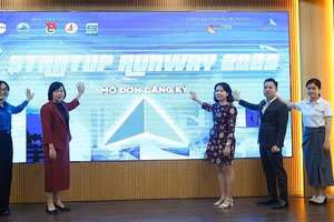 Đại diện các đơn vị đồng tổ chức cuộc thi thực hiện nghi thức khởi động Cuộc thi Starup Runway 2025. 