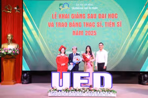 Đại diện tân tiến sĩ và tân học viên tặng hoa tri ân lãnh đạo nhà trường.