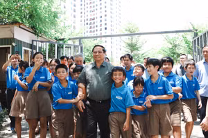 Thủ tướng Phạm Minh Chính thăm học sinh Trường nội trú Hy Vọng (Đà Nẵng). 