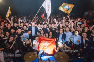 Lãnh đạo Trường Đại học Bách khoa, Đại học Đà Nẵng cùng sinh viên hòa chung Ngày hội vinh danh thủ khoa & chào đón tân sinh viên.