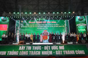 Tập thể Trường Đại học Đông Á đón Cờ thi đua của UBND TP trao tặng. 